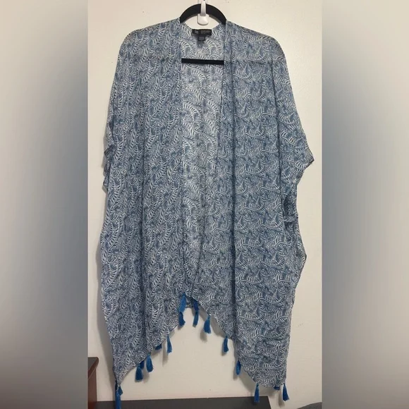 The Met Store Metropolitian Museum of art Blue & White Qing Floral Cover-Up - Picture 2 of 10